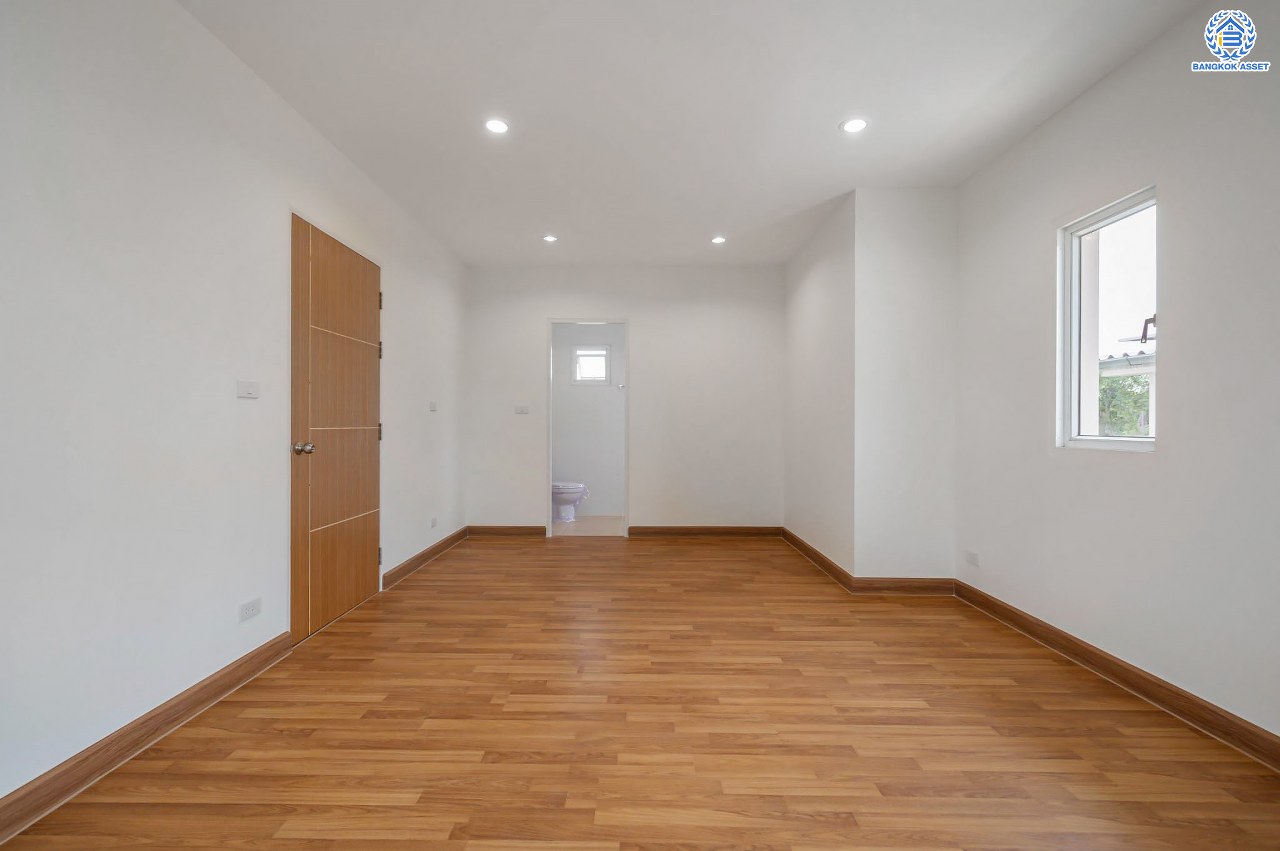 บ้านมือสองตกแต่งใหม่ โครงการ อนันตธารา ทวีวัฒนา เนื้อที่ 60 ตร.ว. พื้นที่ใช้สอย 166 ตร.ม. ฟังก์ชันจัดเต็ม 3 ห้องนอน 3 ห้องน้ำ จอดรถได้ 2 คัน ตอบโจทย์ทุกการเดินทาง บนทำเลศักยภาพ ติดถนนบรมราชชนนี เชื่อมต่อทางคู่ขนานลอยฟ้า ใกล้รถไฟฟ้าสายสีน้ำเงิน "สถานีบางพลัด"